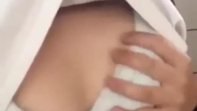 2000年代生まれのロリ少女が彼氏のためにトイレで自撮り