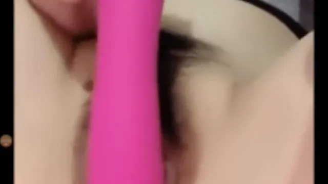 [中文主播外流]小资女视频终于流出！！一个人的情爱~双手万能爱抚自己也能很开心！！