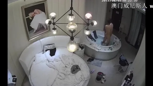 [360 Water Drops TP] La salle de bain blanche a secrètement filmé le jeune homme en train de faire l'amour sauvagement dans la baignoire et la patronne jouait avec son téléphone portable, puis a commencé le deuxième rapport sexuel en quelques minutes.