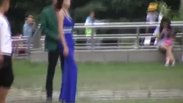 广场一路跟踪偷拍个正在拍摄的极品美女模特非常幸运有机会尾随到女厕一窥她的逼逼
