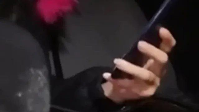 車を運転する熱い若い女性