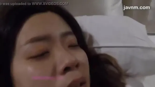 豪乳性感的高颜值美女和刚认识没多久的朋友吃完宵夜带到酒店