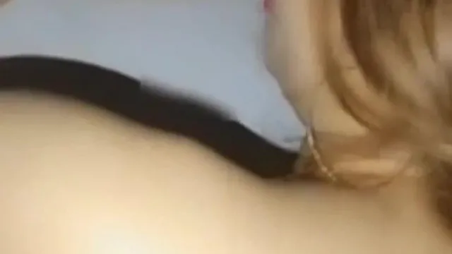 【精品福利】时尚性感的黑丝短裙美女地下停车场取车时被尾随的色狼趁机按在车里威胁啪啪