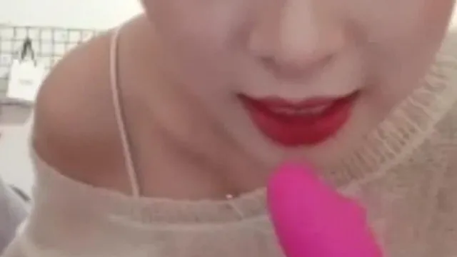 [Fuite d'une ancre chinoise] Une jeune femme aux beaux seins et à la chatte rose se masturbe et écarte la chatte, se touchant avec un masseur, vibrant, gémissant et haletant