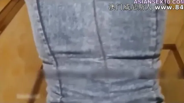 与小情人KTV玩脱衣舞后卫生间大战