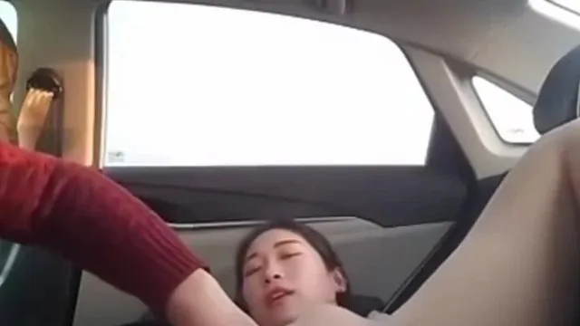 Una presentadora guapa y sexy y su pareja sexual tienen un espectáculo sexual al aire libre con sexo oral y sexo en el coche. Es muy lascivo.