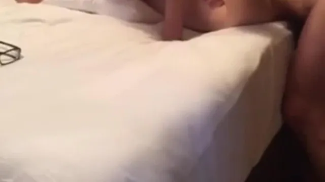 酒店两个猛男狂干少妇，给力啊淫水一直流