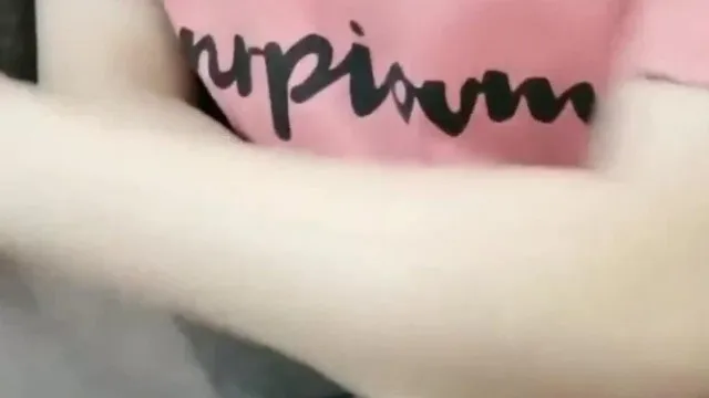 在校学生妹，酒店开房无套内射粉穴，清纯外表下这麽淫蕩