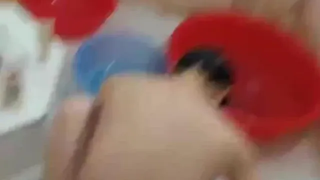 偷拍太罪恶!直接光明正大的拍女友洗澡!!