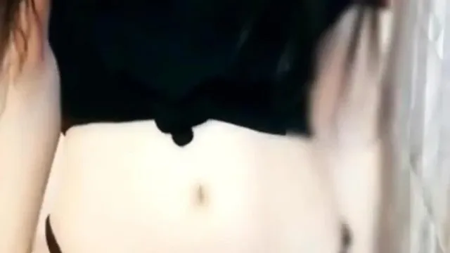 御姐范进厂维修后胸前更猛了~摸着大骚穴呻吟挑逗让干爹更硬了!!