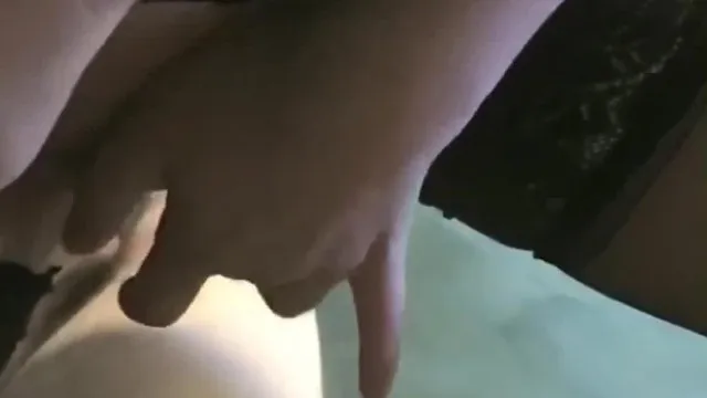 La jeune femme en bas noirs montre son visage et est tellement excitée qu'elle lèche fort la bite et prend l'initiative de se faire baiser. Elle a une expression de salope et jouit sur son visage.