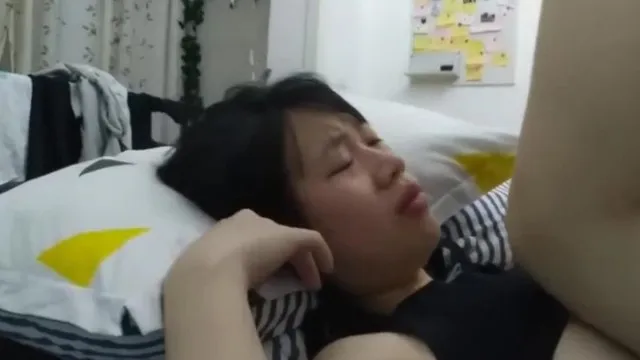 某大学同居情侣啪啪自拍流出还用大黑牛调情很会玩就是男的太猥琐了