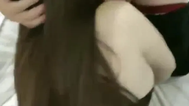 狂野女郎露脸非常骚丝袜情趣跟两个小哥玩3P，大奶子还能玩乳交，被按着头草嘴