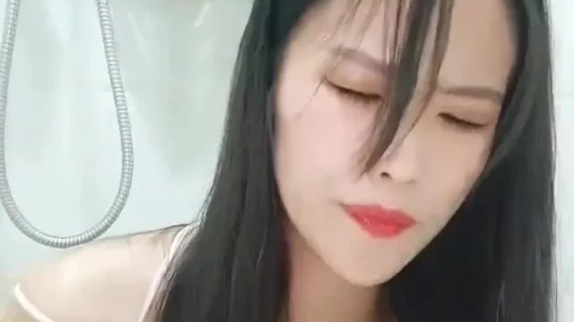 爸爸的小騷貨紅唇妹浴室跳蛋塞入爆菊，砲友玩弄口交後入