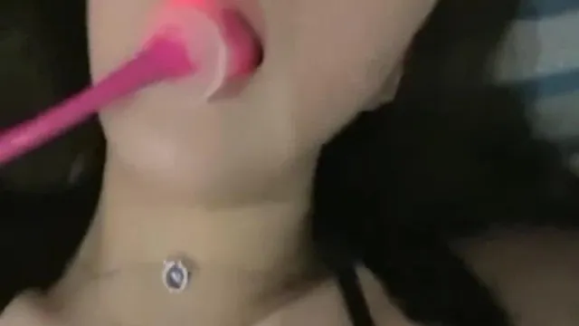 好粉嫩的小仙女被调教成了小母狗，爆菊滴蜡各种道具轮番上，白虎小穴一刻也不能閑着