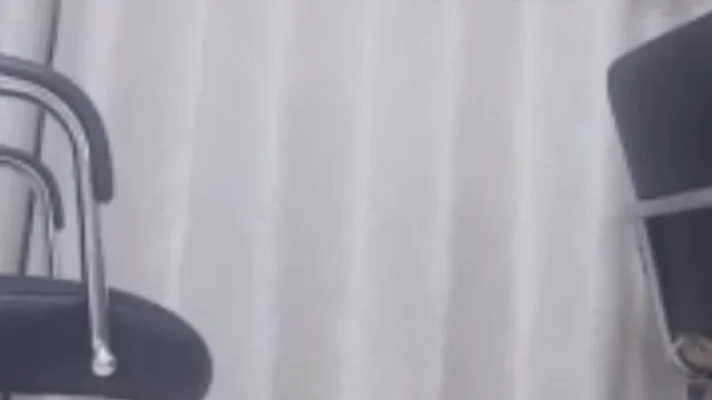 Conocido sitio web paga por la transmisión en vivo de la diablita que comparte generosamente sus hermosas tetas