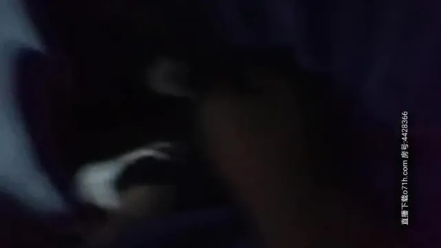 La chica que eligió una concubina en el club y estaba sentada en la mesa fue filmada descaradamente en secreto con el pretexto de mirar el AV mientras configuraba el equipo.