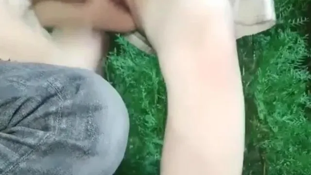 網紅臉大奶妹子夜晚和砲友戶外啪啪，撥開短褲舔逼站立後入