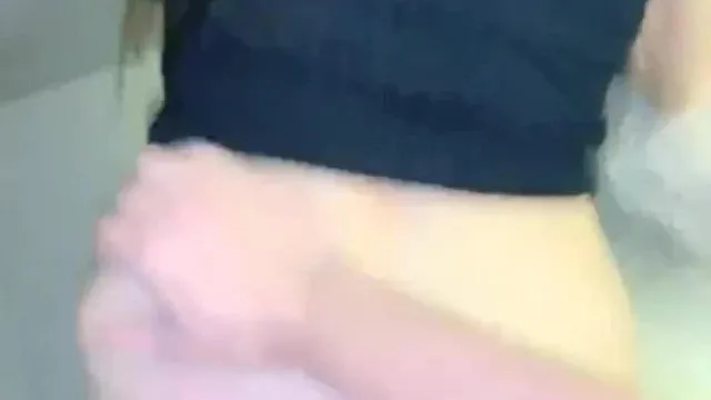 Défi d'avoir des relations sexuelles dans les toilettes pour hommes du centre commercial, avec des seins, une taille et des fesses fines d'un rose tendre, une excitation et des orgasmes intenses