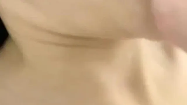 La meilleure femme sexy fait l'amour dans une chambre d'hôtel, avec des fesses de pêche et des ormeaux dodus. Ce corps parfait échappe au contrôle des hommes.