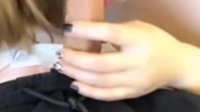 好一個騷逼自慰不夠還找個假人假屌騎到自己高潮在自慰慾火無窮阿