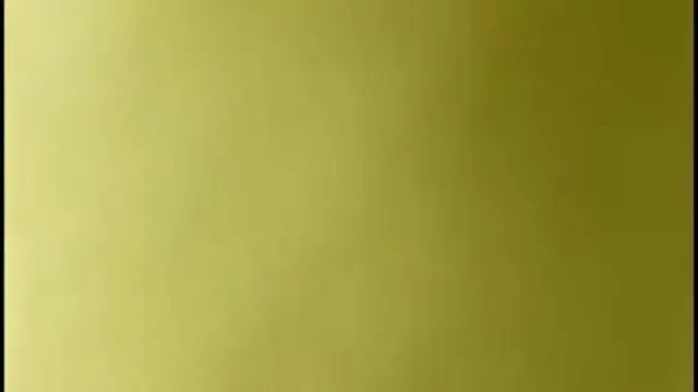Maman, qu'est-ce que tu manges ? Mao Xiaobao a regardé sa mère manger le bâton, gémissant délicatement quand il a été piqué par le coq.