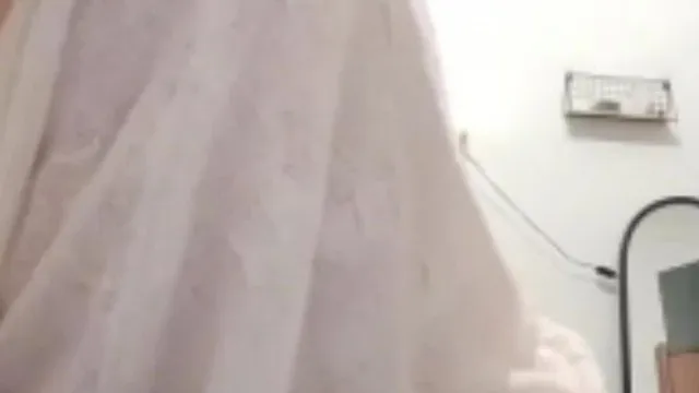 喜欢全裸自慰的短髮妹 想跟男人求欢私处已湿透