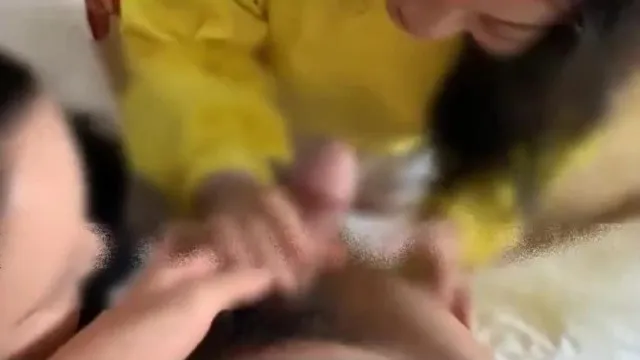 Una mujer casada y su mejor amiga estaban arrodilladas en el suelo tratando de lamerme la polla.