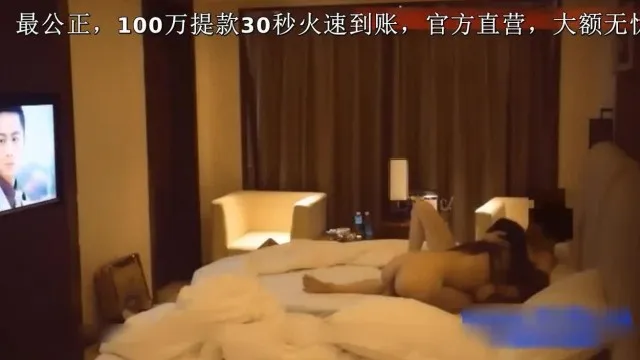 J'ai secrètement invité la petite amie de mon amie, un beau mannequin de 178 cm, à avoir une liaison avec elle dans un hôtel. Elle a des seins roses et blancs et une super jolie fille dans une robe en porcelaine bleue et blanche. son.