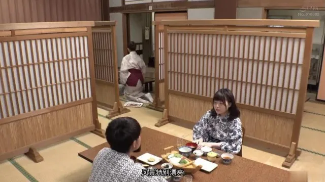 「彼女と结婚间近の幸せ彼氏に濡れたオマ○コを触らせ生ハメを诱う美人仲居」VOL.1（中字精校版）