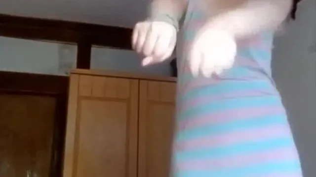 Faire semblant d'être un surveillant de danse ! Laisse une collégienne ouvrir sa chatte pour voir si elle est vierge