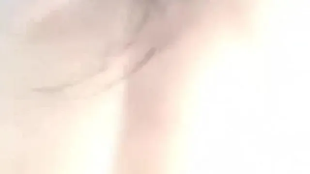 接甜美的小女友下班，女：不去酒店了，今天玩车震好不好。男：大白天，玩这麽刺激？