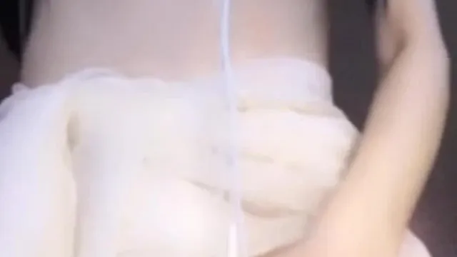 美胸粉逼不干不行！超辣直播妹大秀第三点发现她的唇小巧又可爱：难怪这么敏感