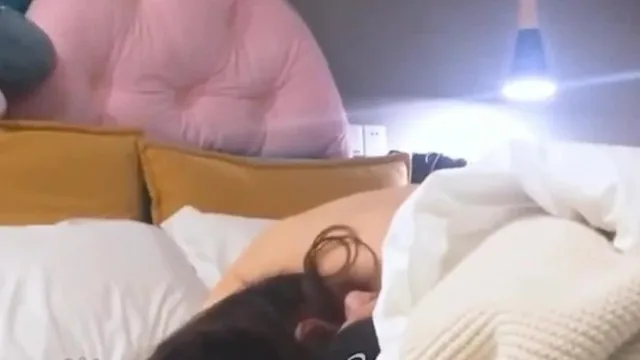 La sex tape privée d'une beauté du département de langues étrangères d'une université a été divulguée par son salaud de petit ami après une rupture. Une fille aux seins ronds et gros monte sur elle et montre son visage d'une manière sexy et séduisante.