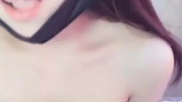 皮肤白皙逼逼非常粉嫩少妇拨开内裤漏逼酒瓶插穴白浆直流画面精彩