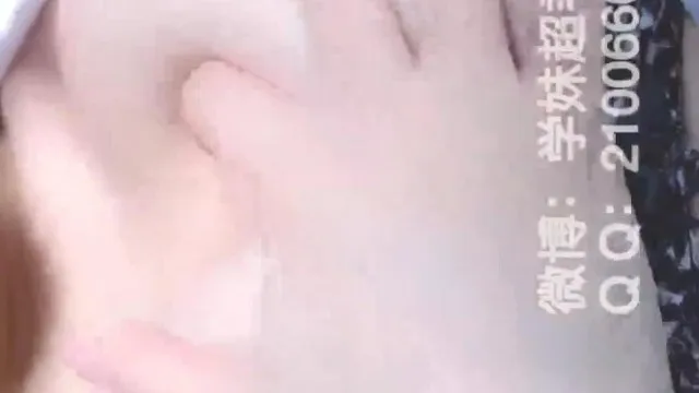 Le gode JK aux bas noirs Vanilla Girl insère rapidement la chatte rose et joue avec jusqu'à ce que du jus blanc s'écoule