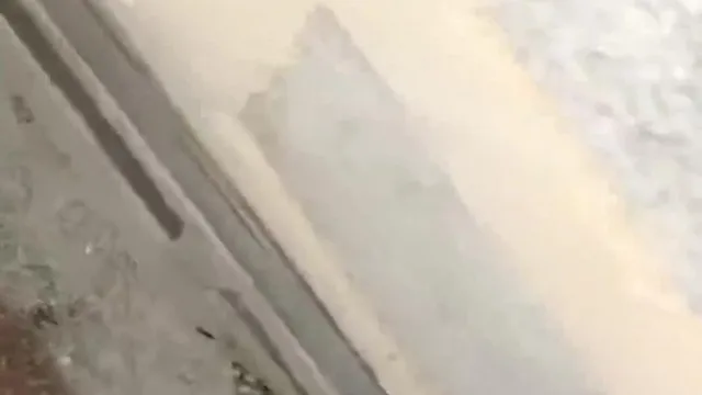 露脸小可爱户外激情，不止是漏出还要啪啪，车内就开始被渣男玩弄，小屁股翘奶子口交后入