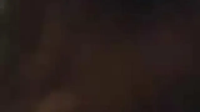 Yifang, une jeune et belle présentatrice rencontre un étrange homme aux cheveux bouclés la nuit. Elle fait l'amour en plein air et fait une pipe. Les hommes et les femmes montrent leurs visages.