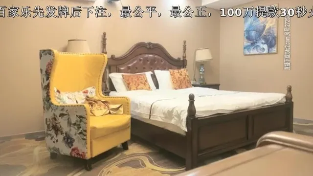 约操173CM长腿嫩模胯下跪舔很有沖击感女上骑乘很会扭动