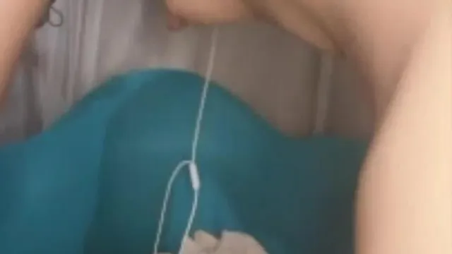 长相甜美短发高颜值苗条妹子自摸裸秀 沙发上脱光光自摸逼逼特写翘着屁股非常诱人