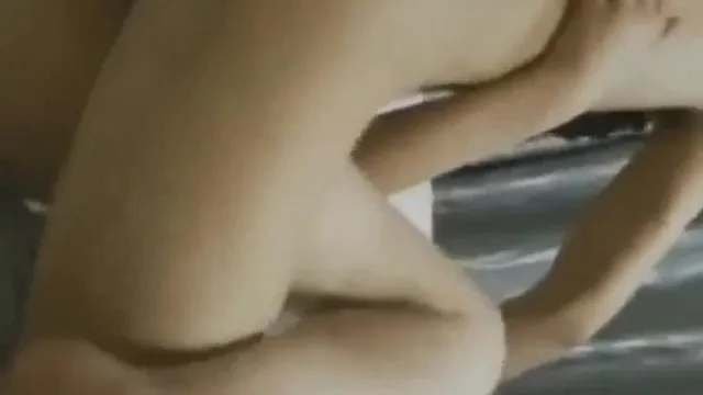 Deux anciens ont rencontré une jeune fille des années 90. Ils sont allés dans un hôtel d'échecs et de cartes pour jouer au streaming en direct 3P. La bite du gars était si grosse qu'elle était difficile à insérer.