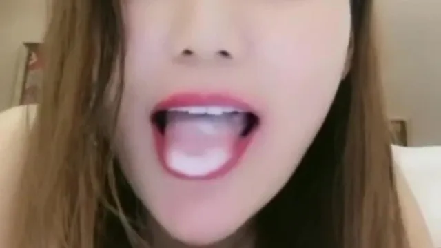 Una nueva diosa súper hermosa se hace a la mar por primera vez y se folla a un pequeño coño guapo. Viene al hotel e invita a sus amigos a tener sexo en WeChat. Agarra un J8 y se lo mete en el coño. bien.