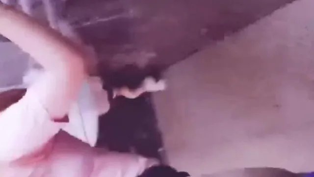 Levei minha namorada ao banheiro masculino para fazer sexo e tinha um careca lavando as mãos lá fora. Foi muito emocionante!