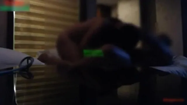 偶然间联系上的以前上学时暗恋的美女班花,半夜开车去接她,吃完饭玩嗨后带到酒店啪啪,发育的真好,干的呻吟不断!