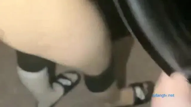 丸顔の可愛い女の子がまだ18歳で、路上でリードされてSMに導かれてセックスしました。道端に直接。