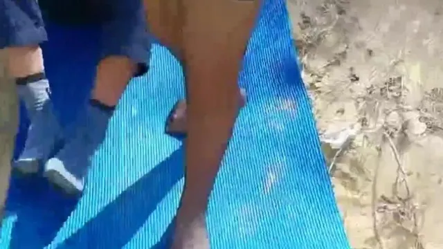 户外小骚逼勾搭老头激情啪啪，黑丝诱惑让老大爷吃奶子舔逼，射完后让大爷道具插逼