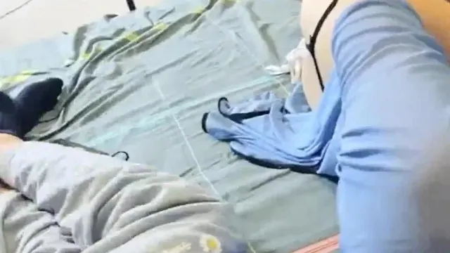 La sexy zorra cheongsam fue interpretada por dos cabrones en la cama, dándole 69 mamadas a una gran polla y haciendo sonidos lascivos.