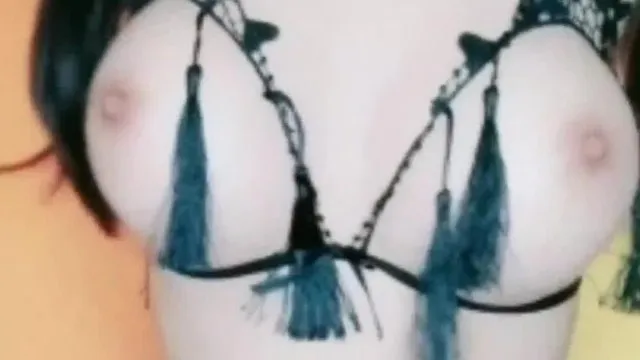 [Fuite d'une ancre chinoise] Une jolie fille aux gros seins se montre en train de se toucher dans une tenue sexy. Elle se frotte la chatte sur le canapé et enfile sa chatte sans entrejambe. Cela a l'air très tentant. .