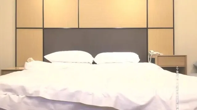 约了个高顔值马尾妹子，舌吻调情下再啪