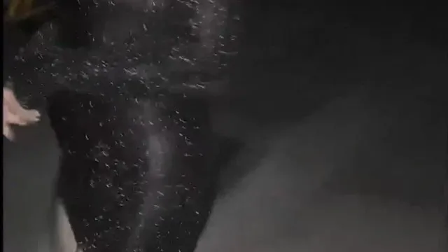 忘了带钥匙，索性暴露一下就在门口玩玩。大胆露出内心却渴望被人发现，甚至想被狠人推开强干一番